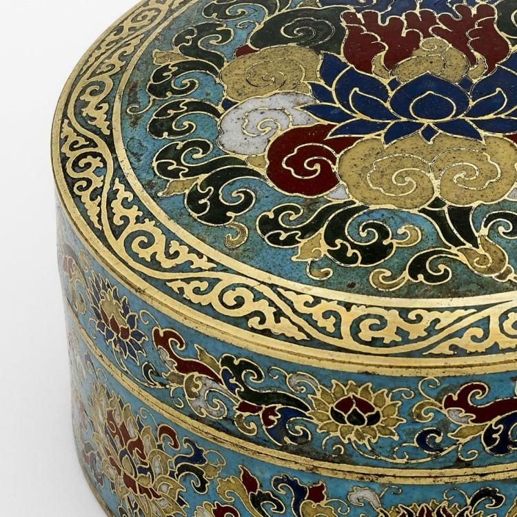 Cyclindrical covered box with flower design