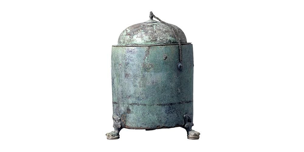 Container for cosmetic articles.