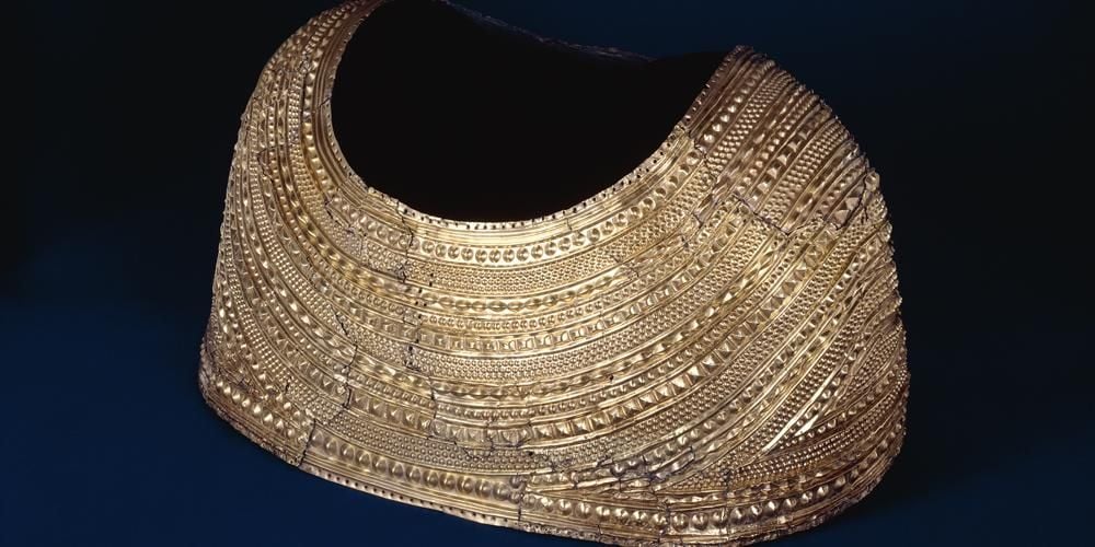 Mold ceremonial gold cape, Early Bronze Age
