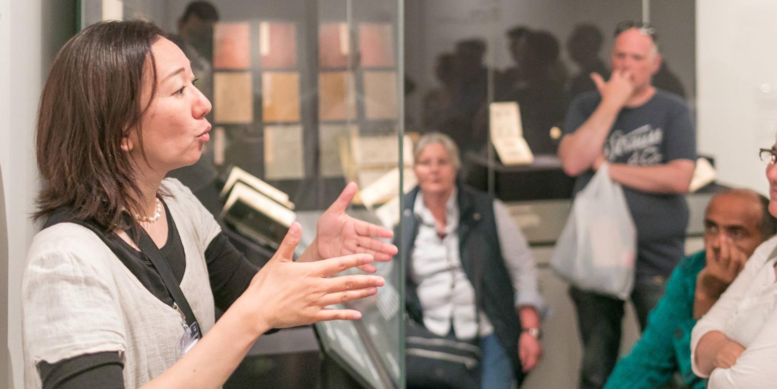 Chisato Minamimura - deaf-led BSL tour of the Hokusai exhibition