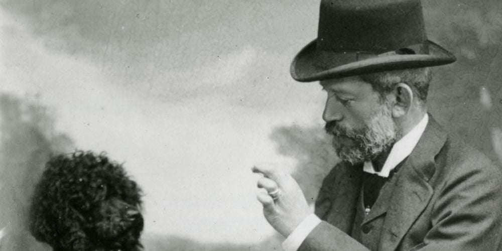 Baroness Ferdinand Rothschild with his dog Poupon. 