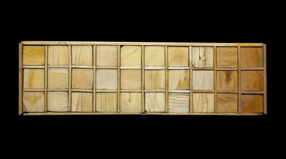Rectangular games box from above, the top surface, divided by ridges into thirty hollow squares arranged in three columns of ten