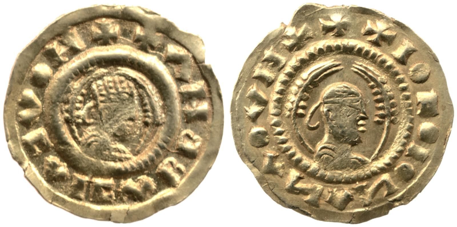 Two sides of gold coin. On one, half-length bust of Kaleb, crowned, holding stick, flanked by two wheat-stalks, in beaded inner circle. On other, half-length bust of Kaleb right, wearing headcloth, holding stick, flanked by two wheat-stalks, in beaded inner circle
